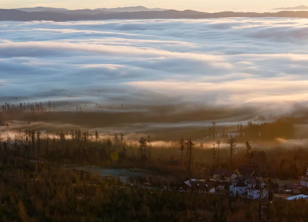 Nuages éclairés par le soleil du matin sur la vallée . — Photo