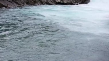 Dağ nehir ile Cascade.