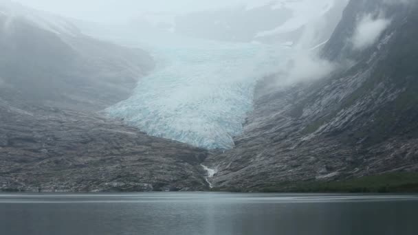 Abend bewölkt Blick auf See und Gletscher (Norwegen). — Stockvideo