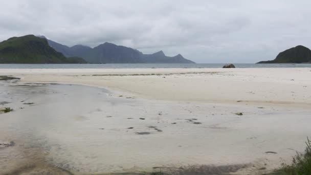 Lofoten Sandy Beach vista de noite. — Vídeo de Stock