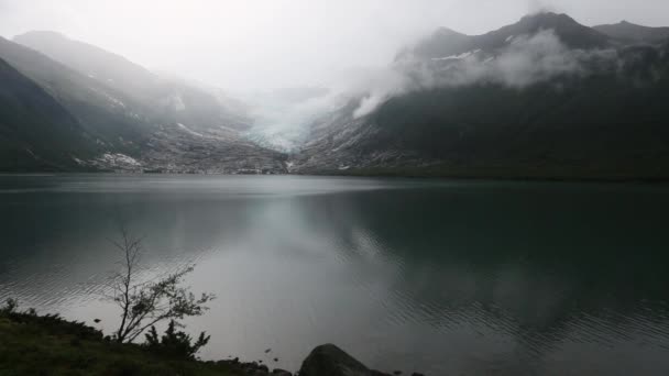 Noche Misty Vista sobre el Lago y el Glaciar (Noruega ). — Vídeos de Stock