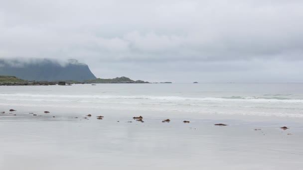Ramberg strand bewolkt weergave (Noorwegen, Lofoten). — Stockvideo