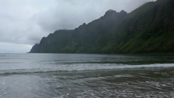 Verão Senja Coast Vista nublada . — Vídeo de Stock