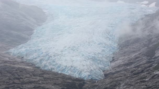 Glaciar Svartisen (Noruega) Vista nebulosa . — Vídeo de Stock