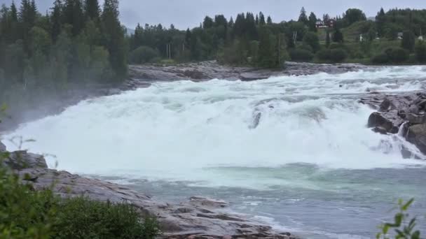 Καλοκαίρι ποτάμι βουνό (Νορβηγία) — Αρχείο Βίντεο