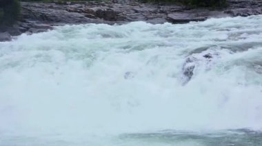 Dağ nehir ile Cascade.