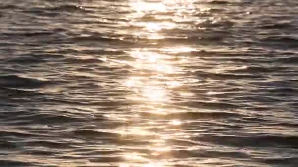 Słońce śledzić iskry na zachód powierzchnia jeziora. — Wideo stockowe