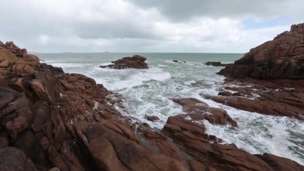 La Côte de Granit Rose Vue Nuageuse (France ). — Video