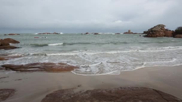 Costa de granito rosa, Francia . — Vídeos de Stock