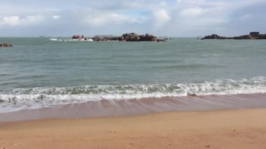 Sandy bahar plaj. Pembe granit Coast, Fransa.
