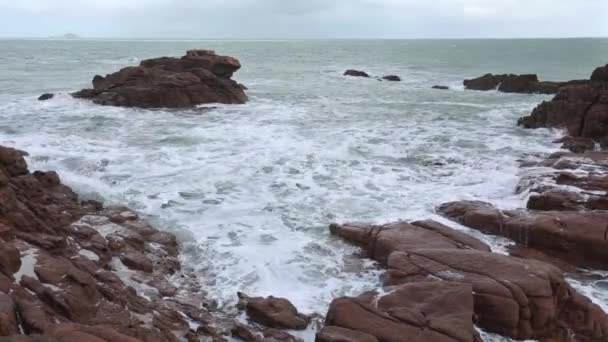 Die rosa Granitküste (Frankreich). — Stockvideo