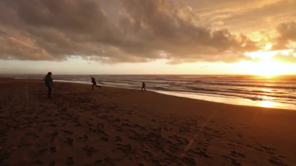 Familie op zonsondergang zee zandstrand. — Stockvideo