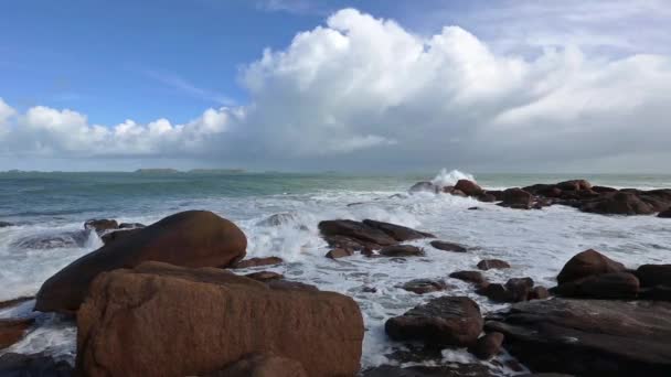 La costa de granito rosa (Francia ). — Vídeo de stock