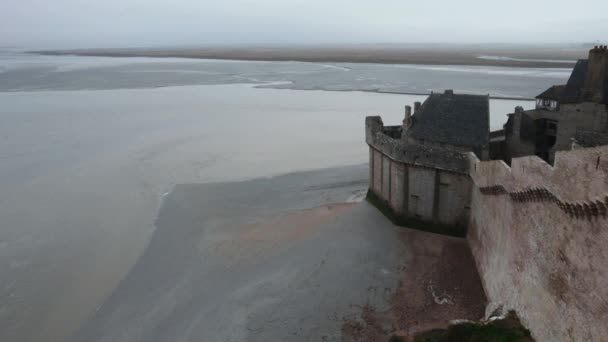 Tidal Wave e Mont Saint-Michel. Mattina nebbioso vista mare . — Video Stock