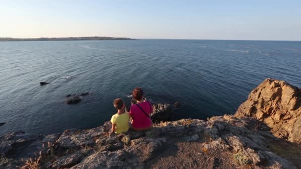 Familia en la costa rocosa del mar . — Vídeos de Stock