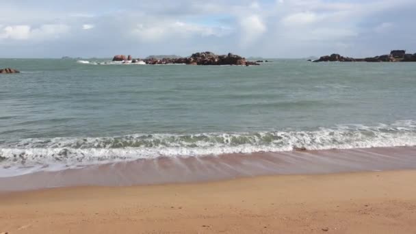 Sandy Spring Beach. Pink Granite Coast, Francia . — Video Stock