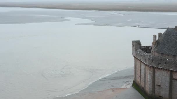 Ola de marea y pared del Mont Saint-Michel. Mañana brumosa vista al mar . — Vídeo de stock