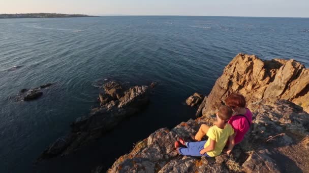 Familia en la costa rocosa del mar . — Vídeo de stock