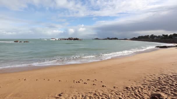 Αμμώδης παραλία άνοιξη. Ροζ γρανίτη ακτή, Γαλλία. — Αρχείο Βίντεο
