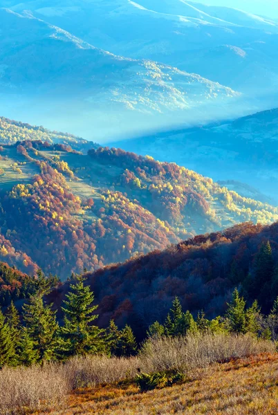 太陽光線と秋の霧山. — ストック写真