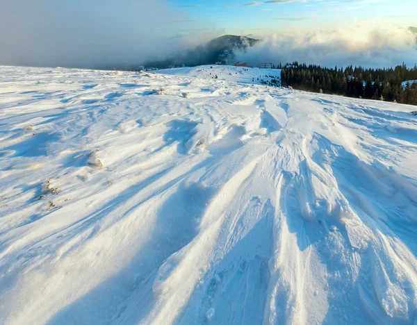 Morgon vintern bergskedja (Karpaterna). — Stockfoto