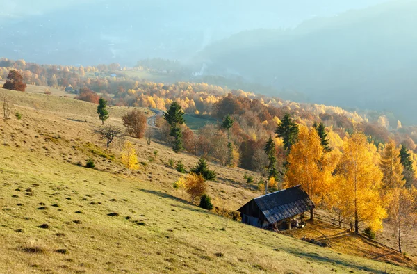 Gyllene höst i berg. — Stockfoto