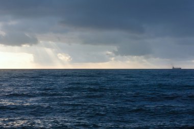 Güneş deniz üzerinde.