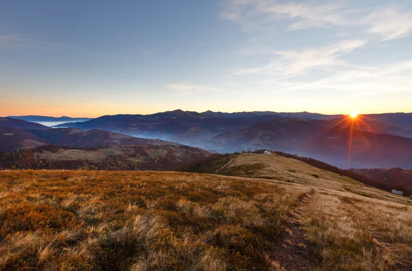 Salida del sol en otoño Cárpatos . — Foto de Stock