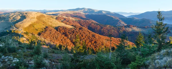 Zonsopgang in de herfst Karpaten. — Stockfoto