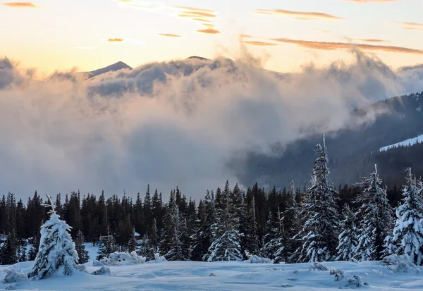 Sunrise winter mountain landscape (Carpathian). — Stock Photo, Image