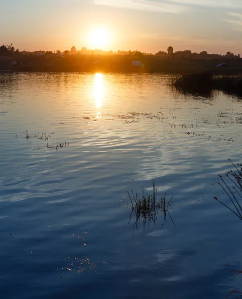 Sunset Lake cenário de verão . — Fotografia de Stock