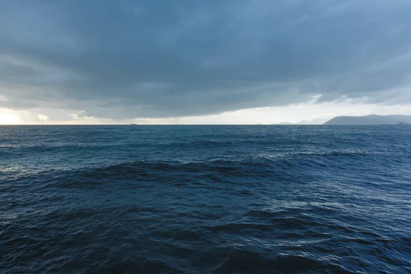 Raios de sol sobre o mar . — Fotografia de Stock