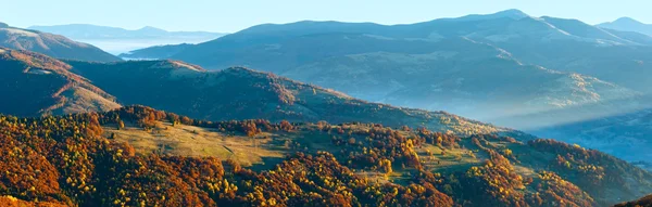 Paprsek a podzimní mlhavé horské panorama. — Stock fotografie