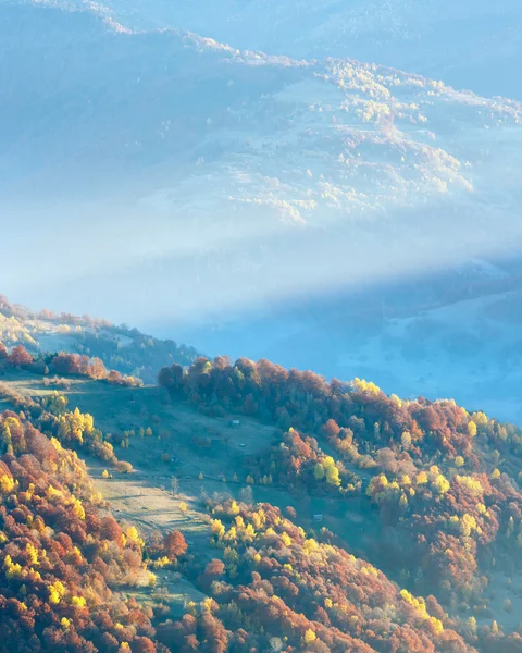 Herbst neblig Morgen Bergblick. — Stockfoto