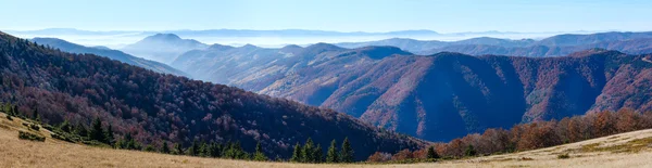 Mist in de herfst Karpaten. Bergpanorama. — Stockfoto