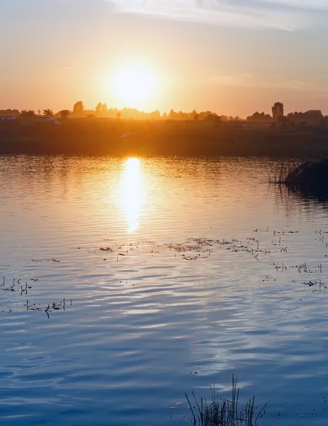 Výhled na západ slunce jezero. — Stock fotografie