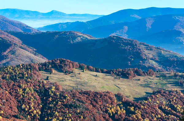 Mattina nebbia in autunno Carpazi . — Foto Stock