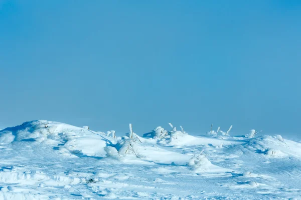 Nevado nevado colina de invierno . —  Fotos de Stock