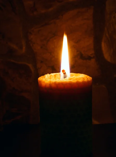 Vela sobre fondo oscuro . — Foto de Stock