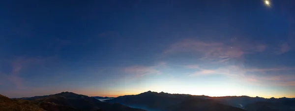 Amanecer temprano en las montañas . — Foto de Stock