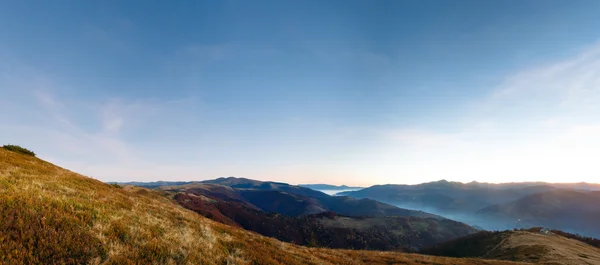 Outono pré-amanhecer paisagem de montanha . — Fotografia de Stock