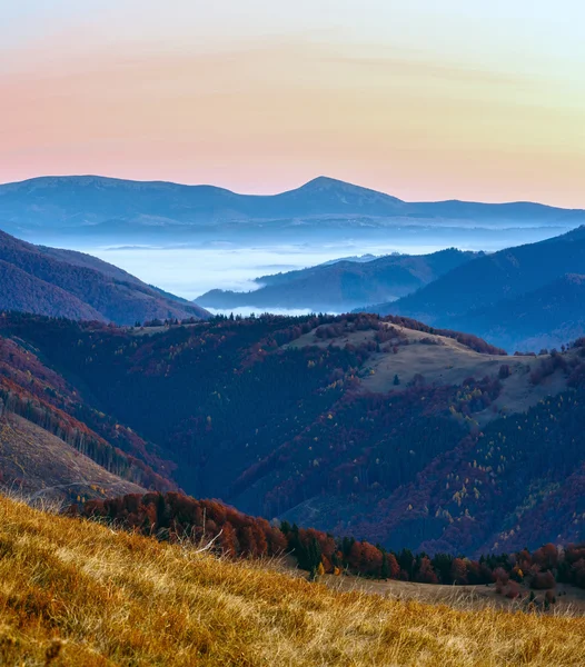 Amanhecer cedo nas montanhas . — Fotografia de Stock