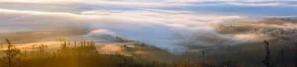구름 계곡 아침 태양에 의해 조명. — 스톡 사진
