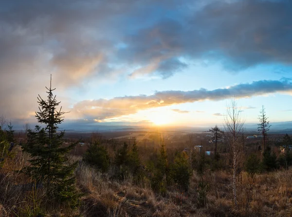 Nuvens iluminadas pelo sol da manhã sobre o vale . — Fotografia de Stock