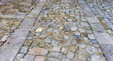 arka plan olarak Arnavut kaldırımlı yol.