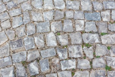 arka plan olarak Arnavut kaldırımlı yol.