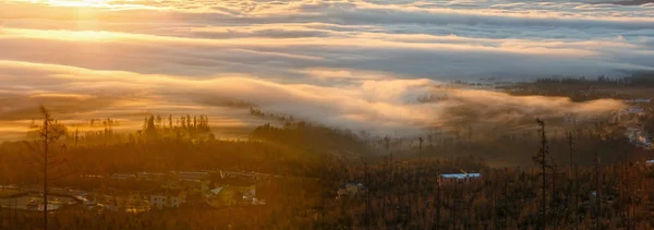 Wolken beleuchtet von der Morgensonne über dem Tal. — Stockfoto