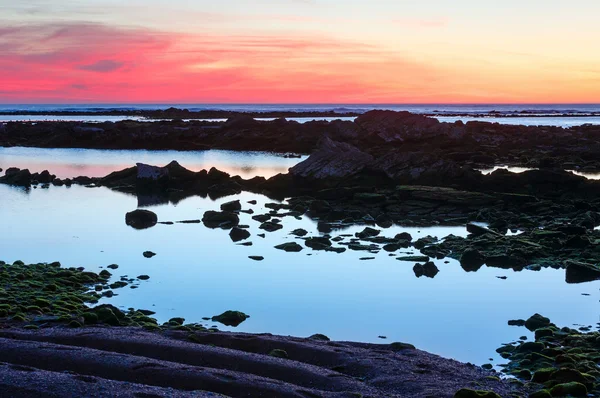 Puesta de sol vista al mar desde la playa — Foto de Stock