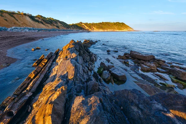 Mattina vista sull'oceano dalla spiaggia (Golfo di Biscaglia ). — Foto Stock