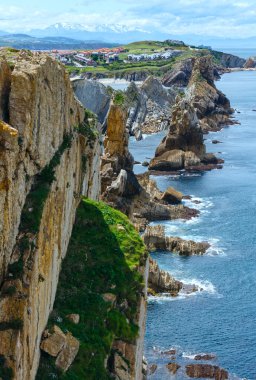 Atlantik Okyanusu kıyı şeridi Portio Beach yakınındaki